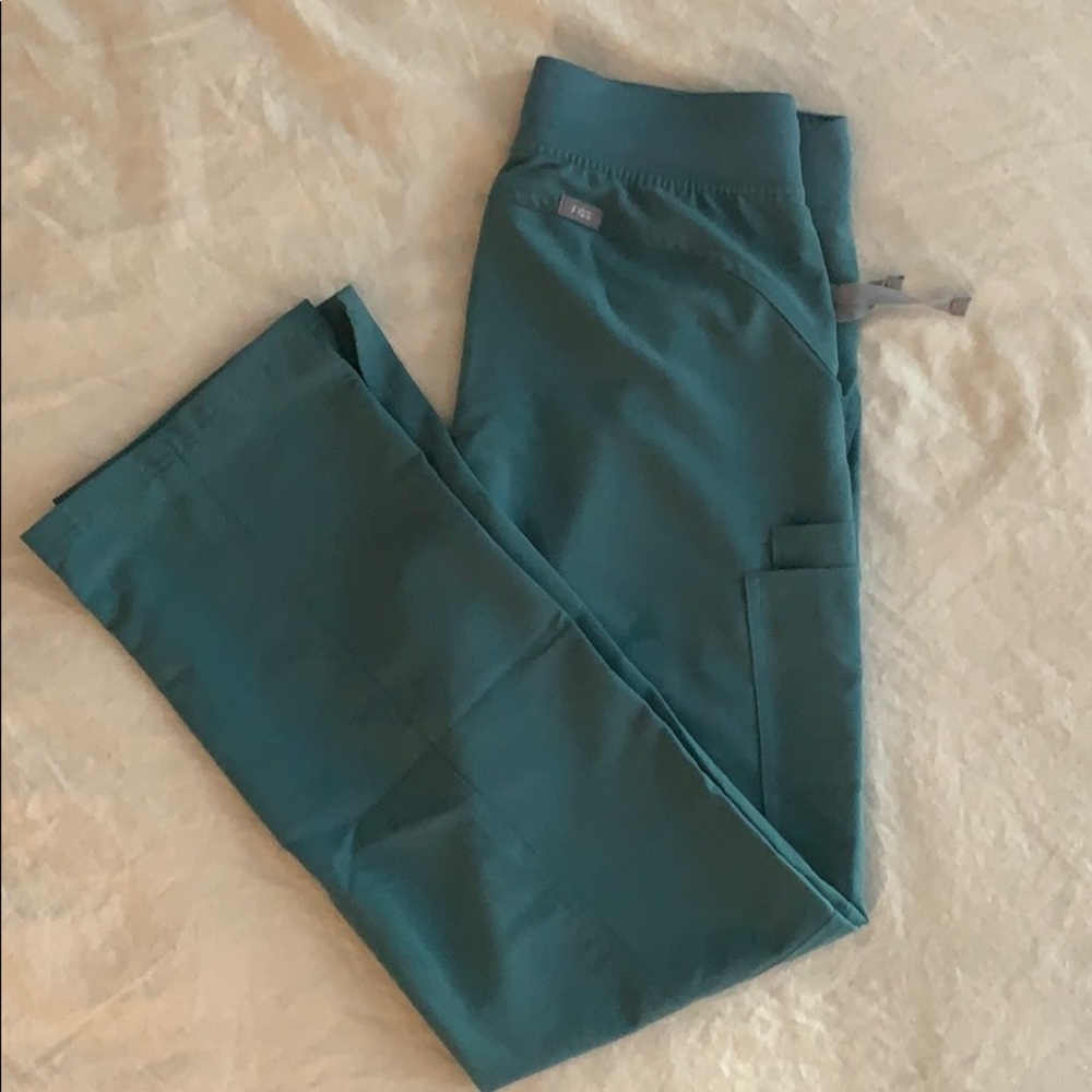 Figs Kade Cargo scrub pants- hydrogreen